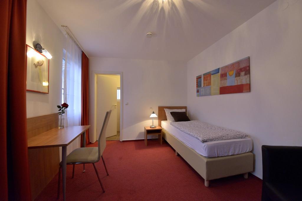 Pension Alt-Finthen Hotel Mainz Room photo